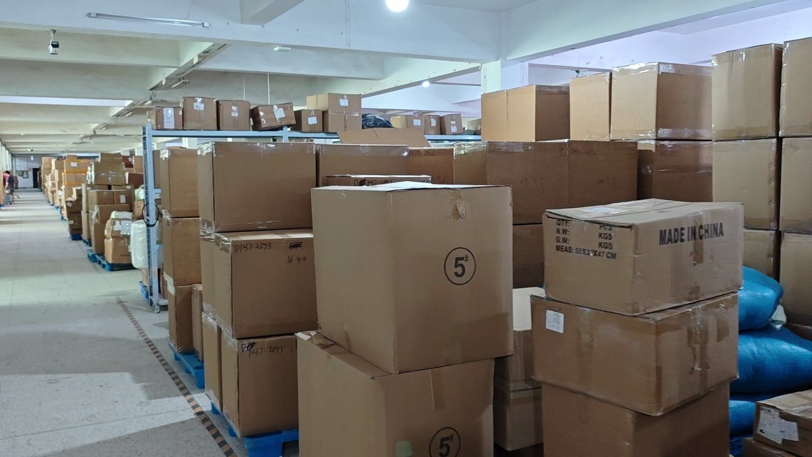 出荷を待つ大口貨物のカートン
