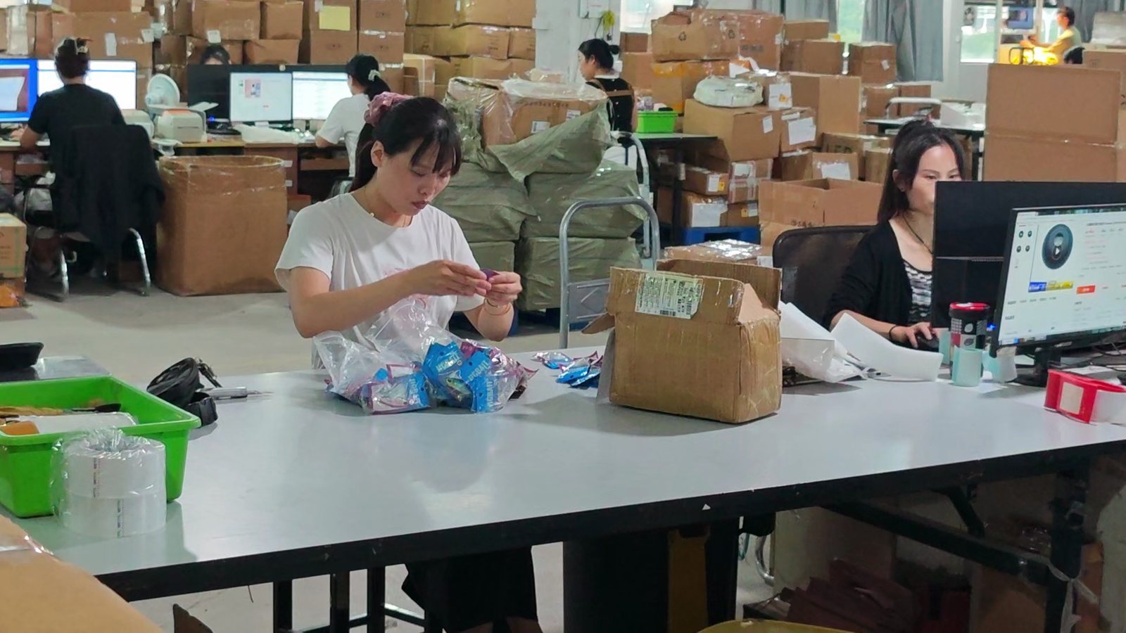 検品台での作業。個包装を開けて中身を確認する