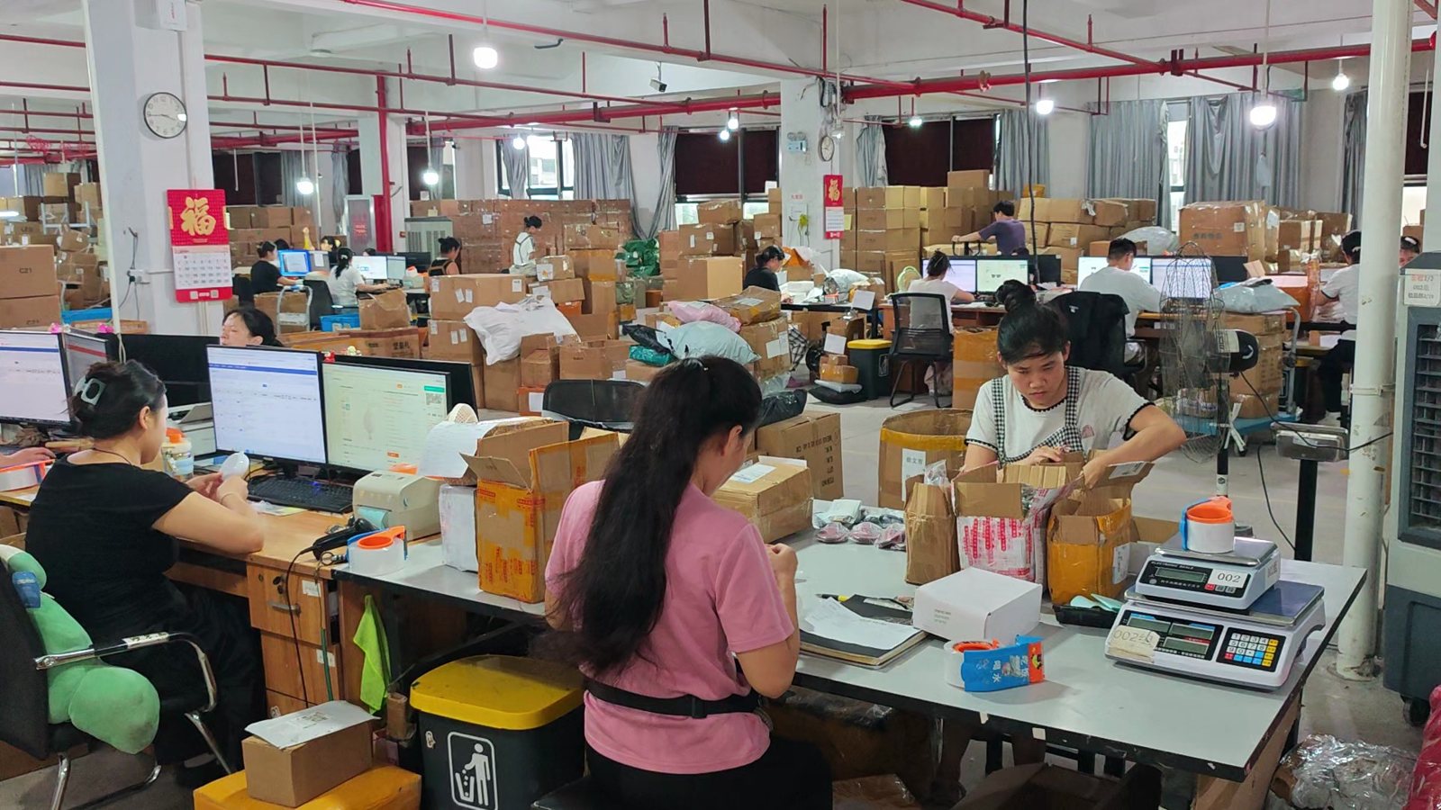 検品ライン。作業台で商品を一つずつ確かめている