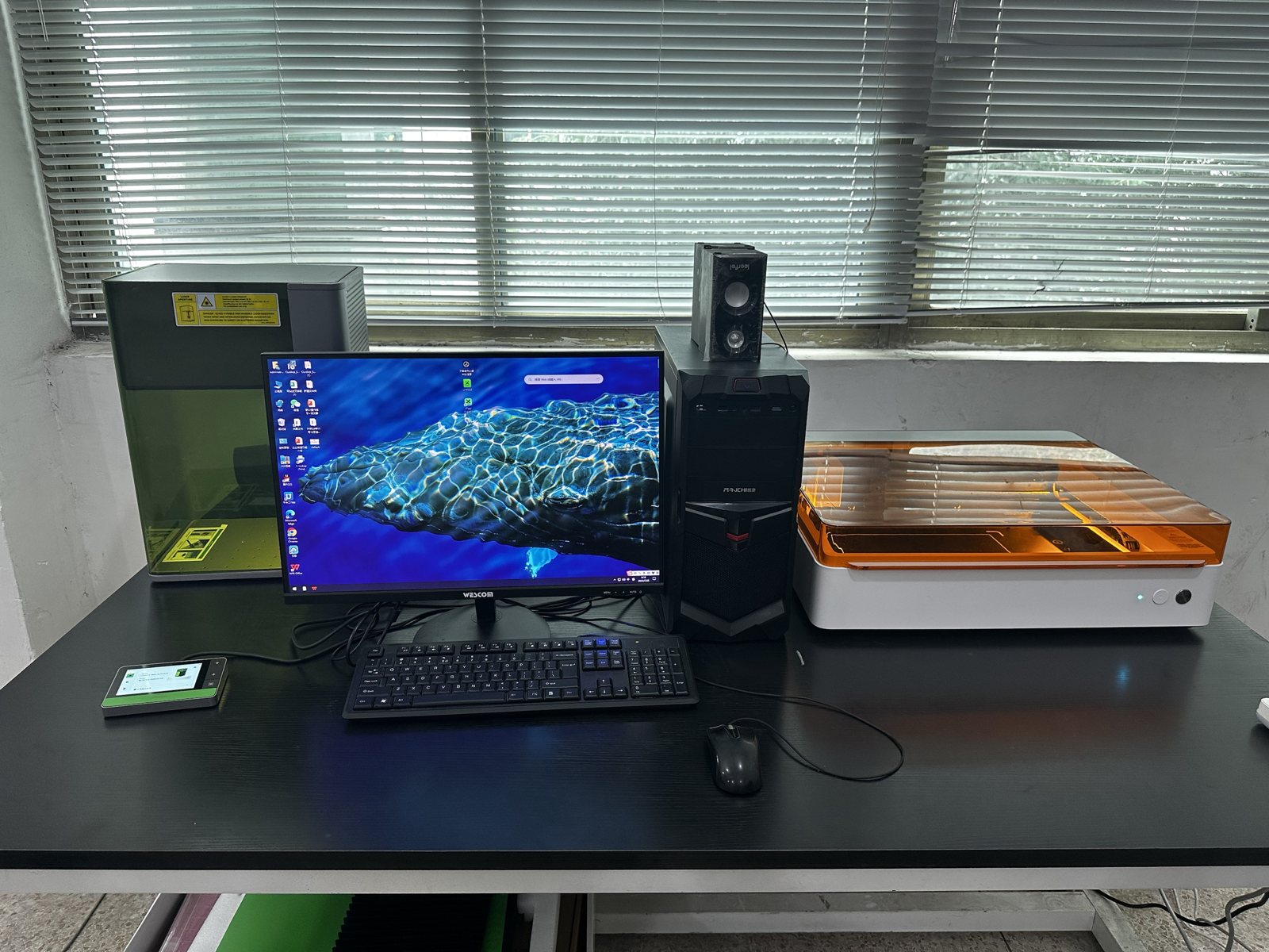 義烏の自社倉庫の名入れ加工エリア。2台のレーザー加工機を置いている
