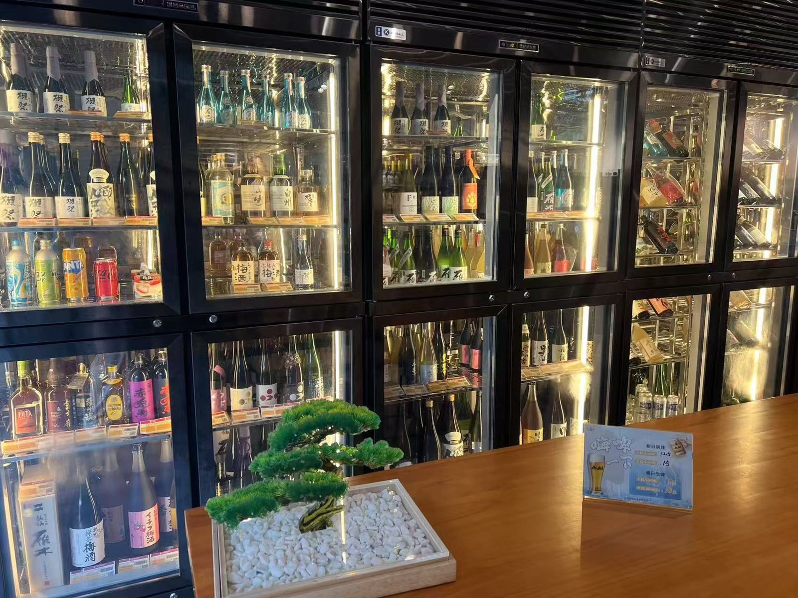 迎恩門店の冷蔵ケース。日本酒を冷やして置いている