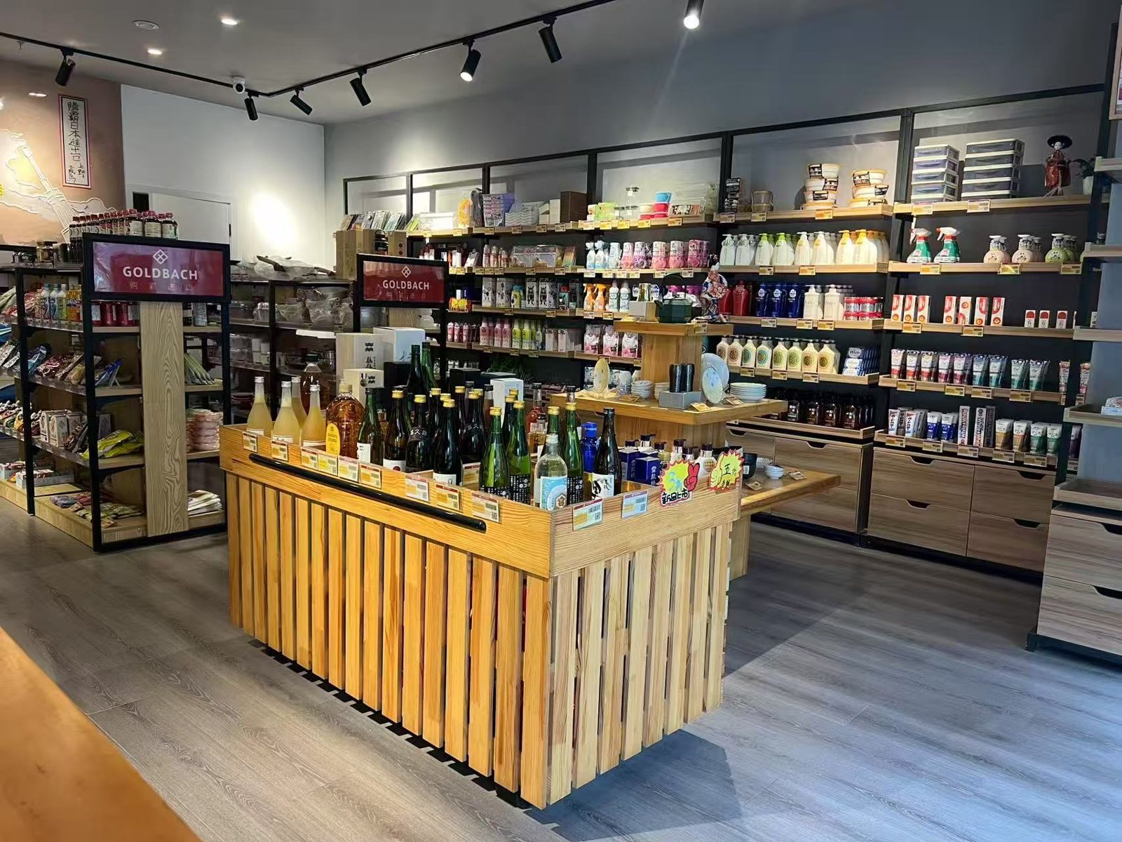 迎恩門店の店内。日本の酒と菓子を中心に置いている