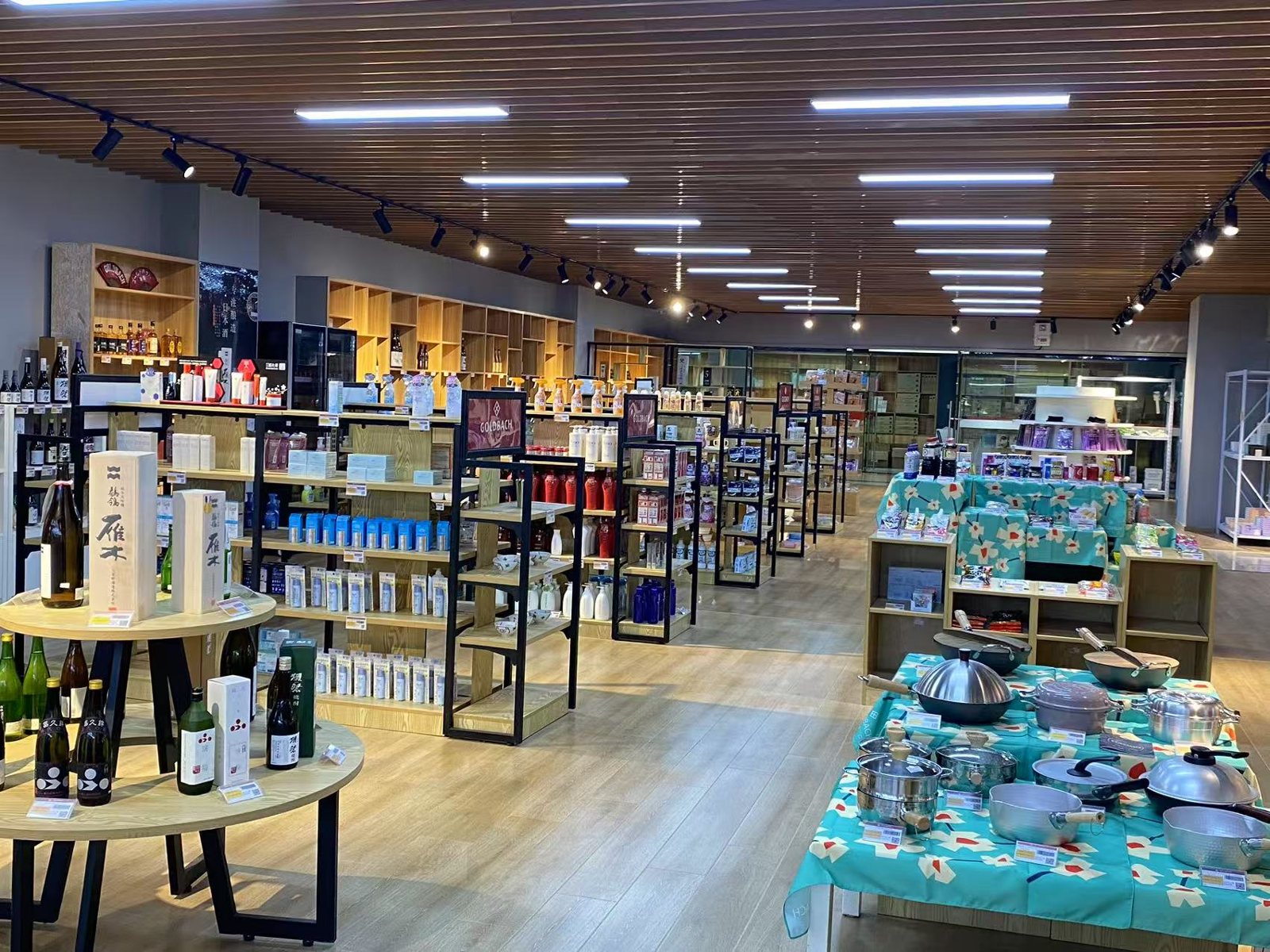 義烏 国際商貿城 五区の売り場。中国のバイヤーと小売店へ卸す